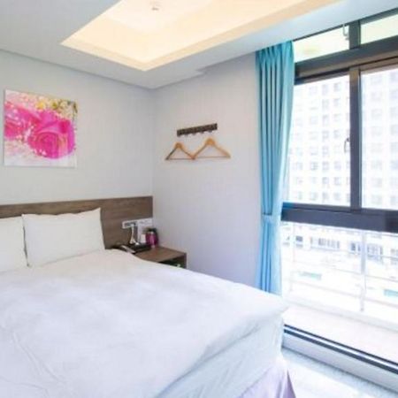 Hotel 九九商旅 Taichung Exterior foto