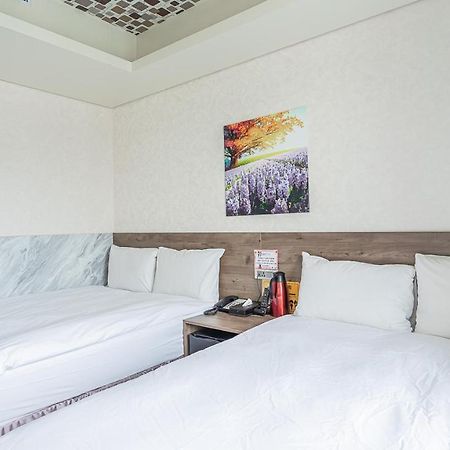 Hotel 九九商旅 Taichung Exterior foto