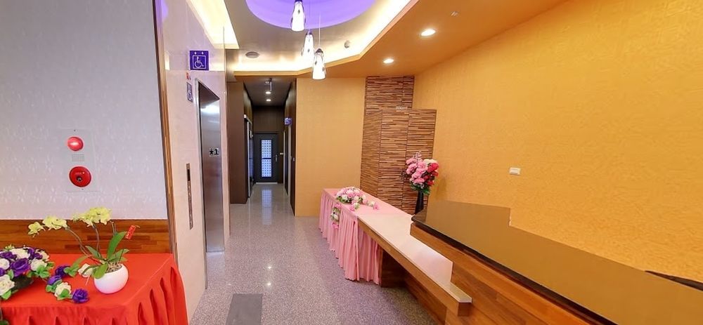 Hotel 九九商旅 Taichung Exterior foto