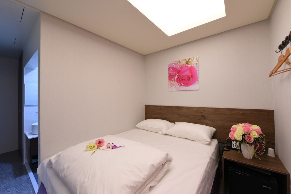 Hotel 九九商旅 Taichung Exterior foto